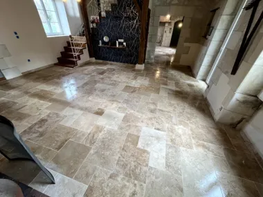 Pose de travertin en opus romain dans une maison ancienne — Sol intérieur à Mayet