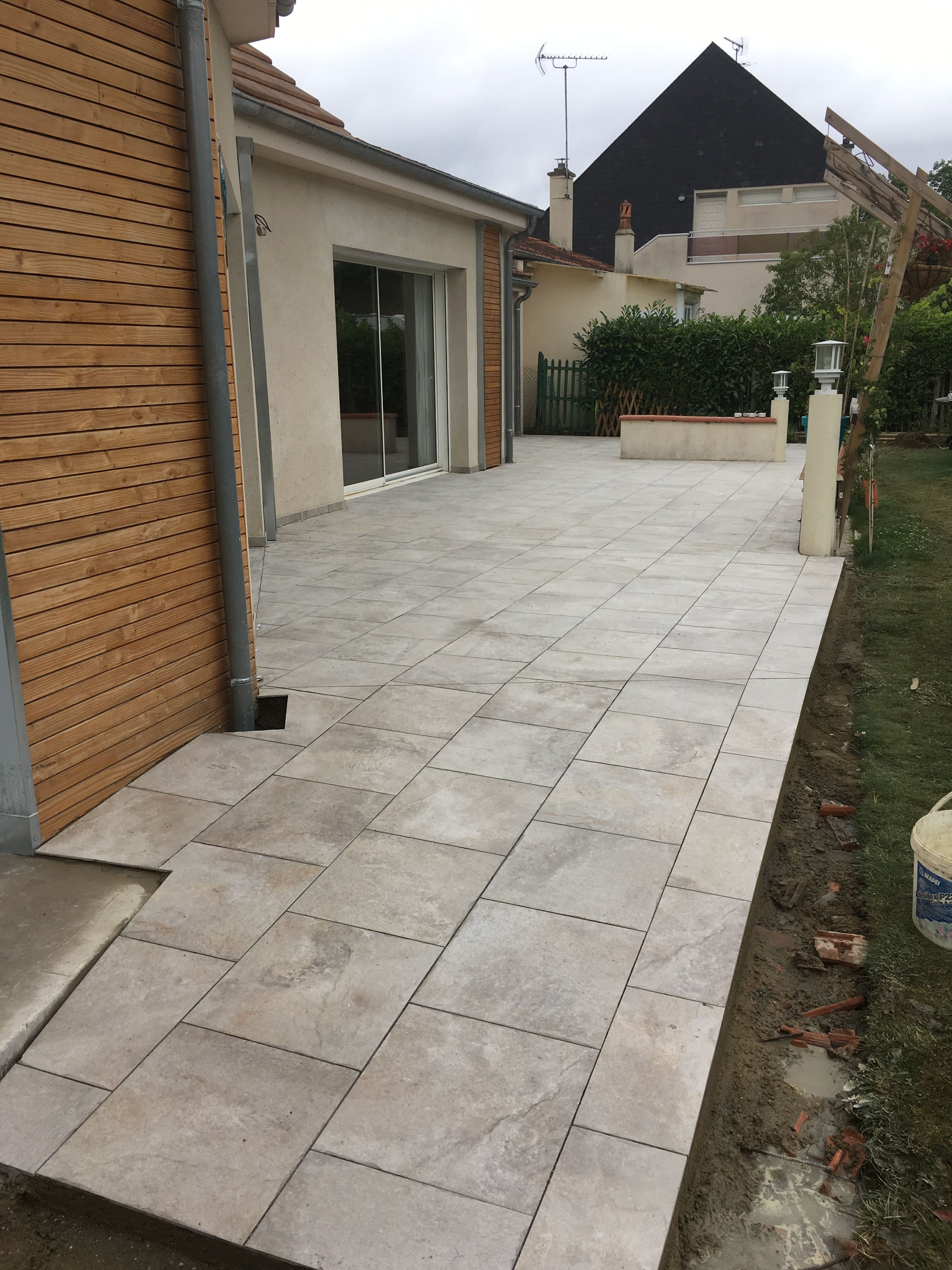 Pose de carrelage sur une terrasse extérieure à Allonnes - 1 sur 6