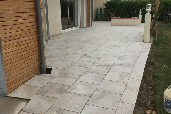 Pose de carrelage sur une terrasse extérieure à Allonnes Pose de carrelage sur une terrasse extérieure à Allonnes - 1 sur 6