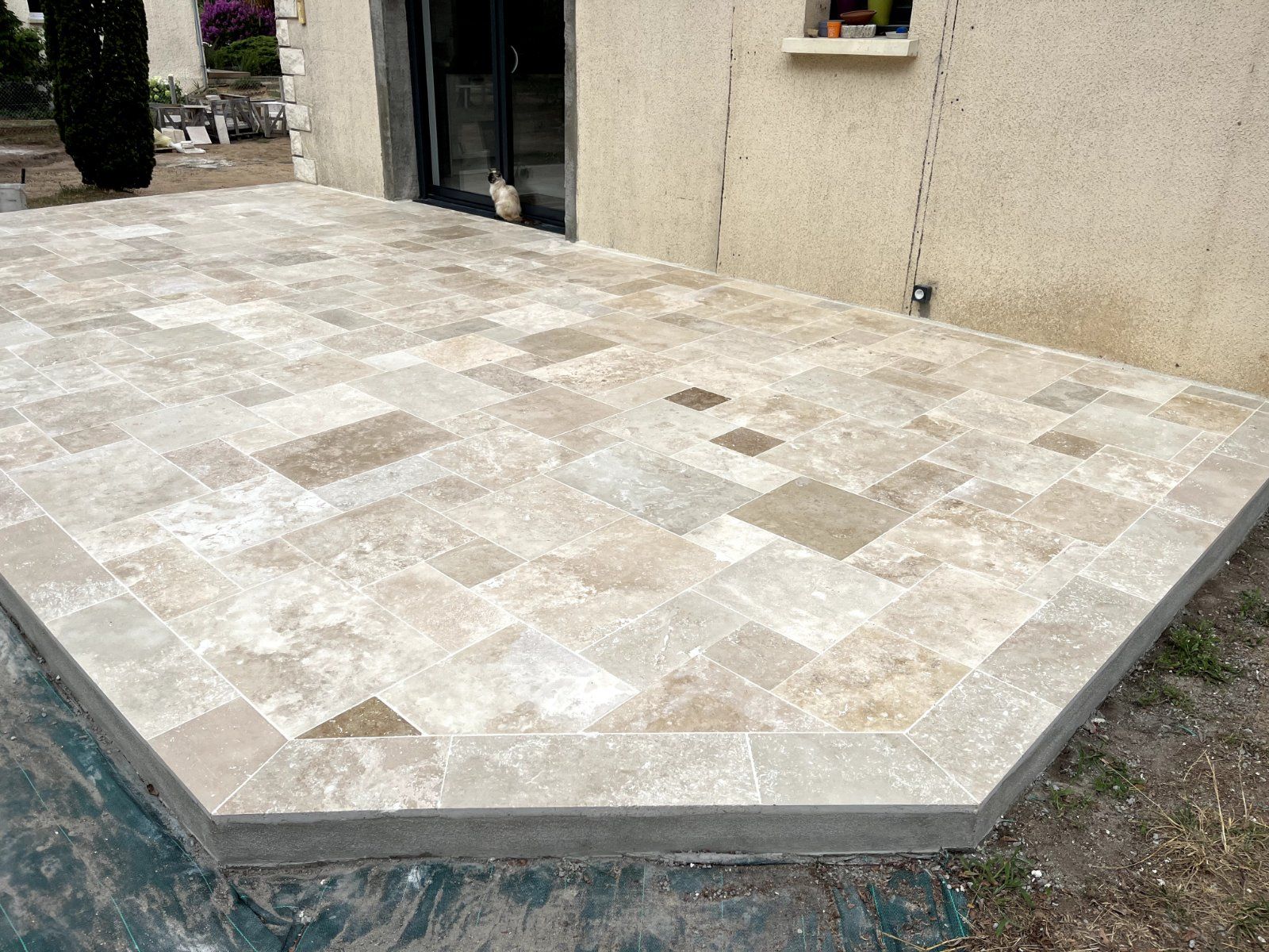 Pose de dallage en travertin pour une allée extérieure — Extérieur en Sarthe — photo 5 sur 7