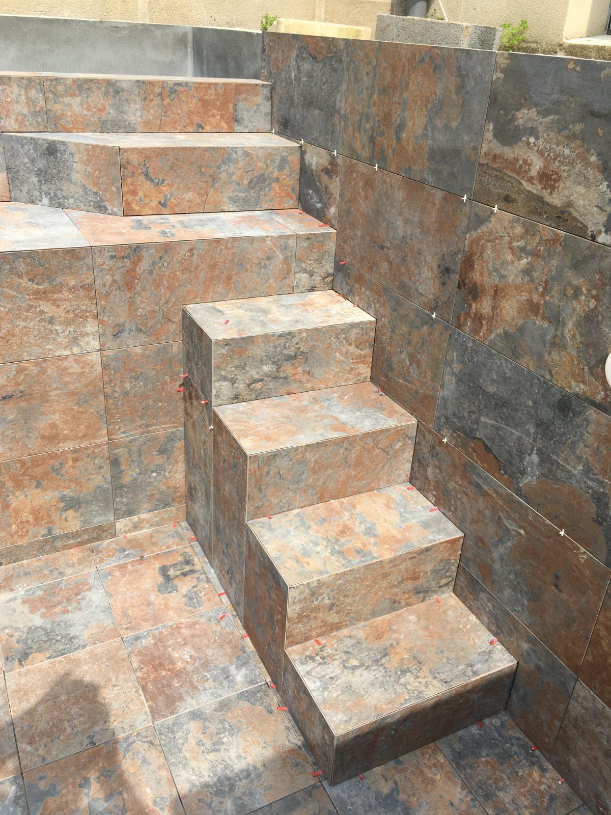 Pose de grès cérame effet pierre pour un escalier extérieur au Mans — Extérieur à Le Mans