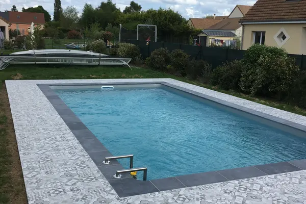 Pose de carrelage autour d'une piscine à Moncé-en-Belin Pose de carrelage autour d'une piscine à Moncé-en-Belin - 6 sur 9