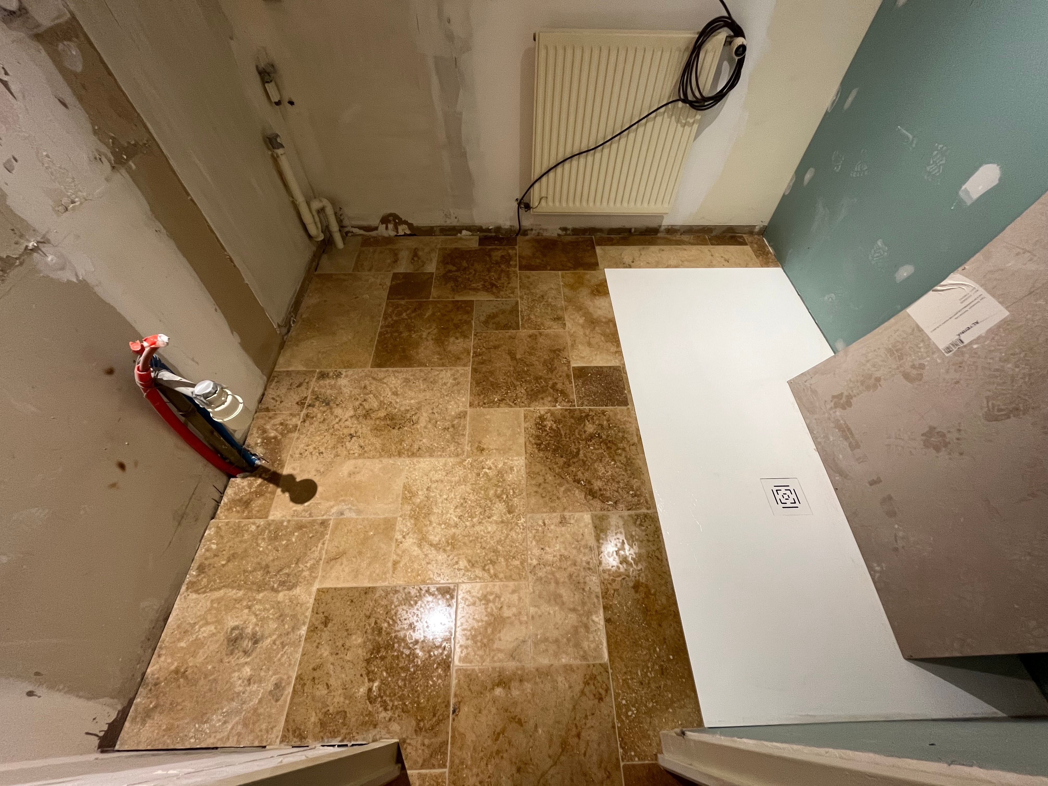 Pose de travertin au sol d'une salle de bain à Vaas - 1 sur 15