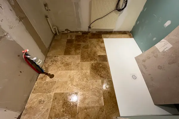 Pose de travertin au sol d'une salle de bain à Vaas Pose de travertin au sol d'une salle de bain à Vaas - 1 sur 15