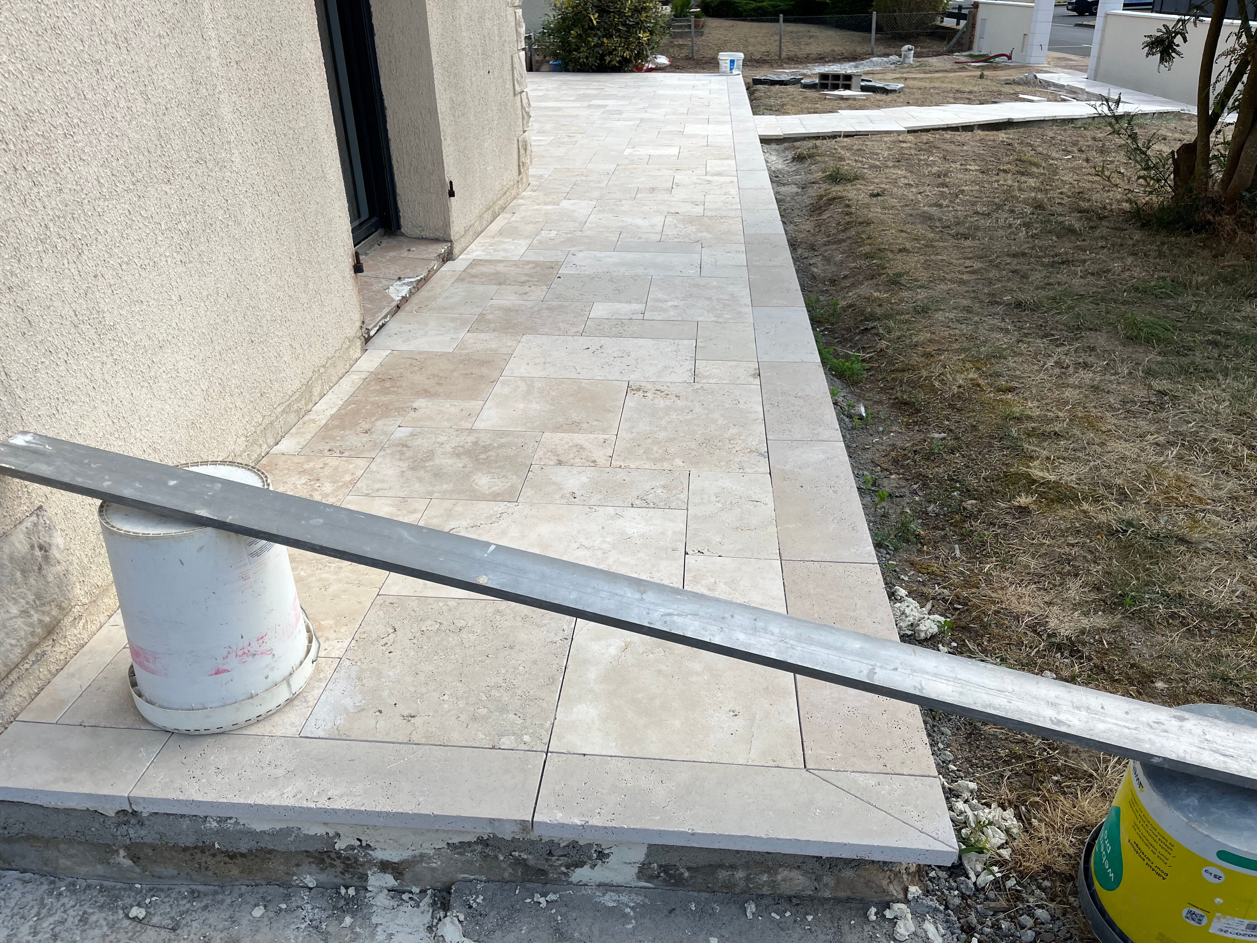 Pose de terrasse en travertin à Écommoy - 4 sur 20