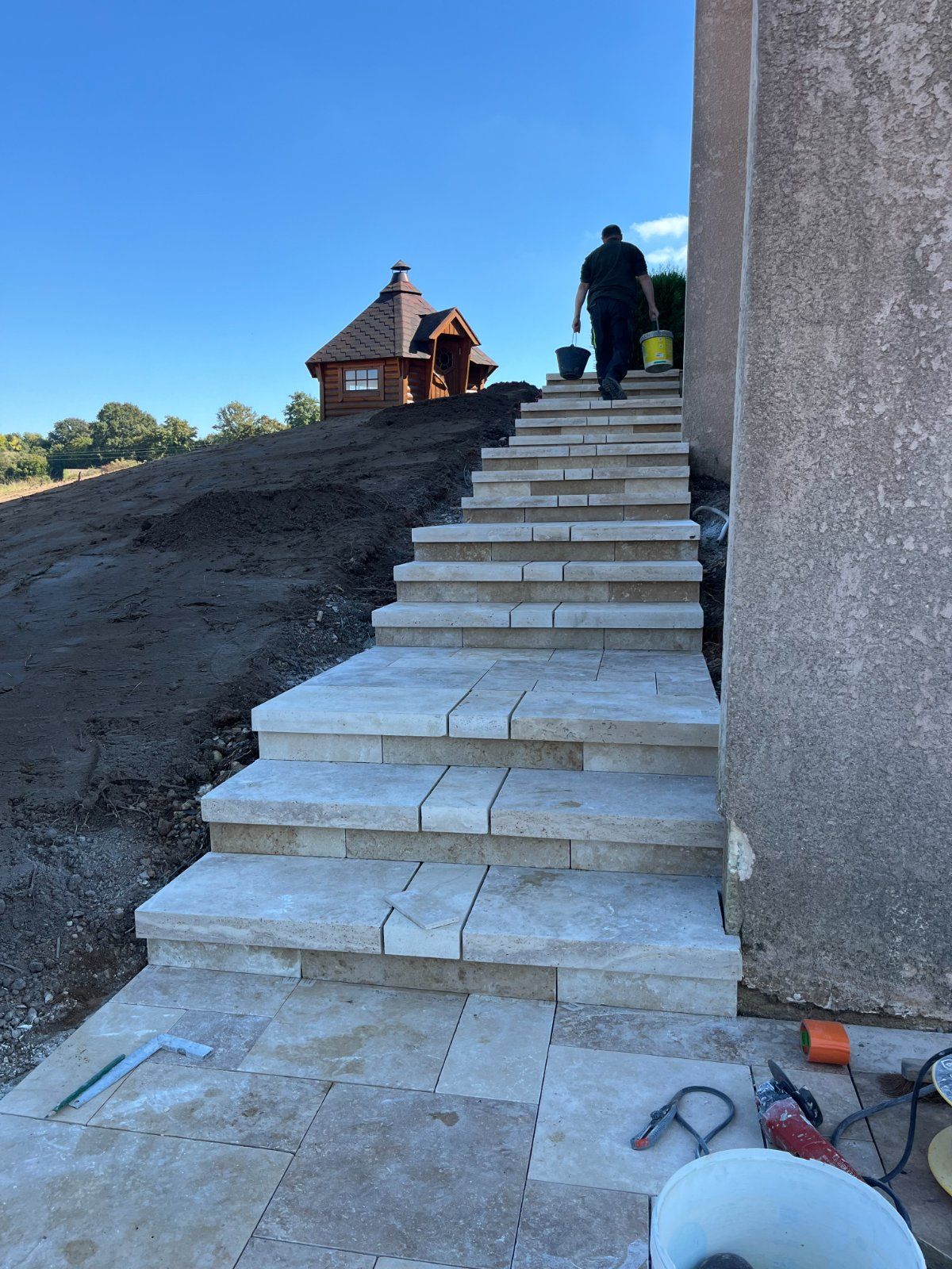 Pose d'un escalier en travertin à Montval-sur-Loir dans la Sarthe — Extérieur à Montval-sur-Loir