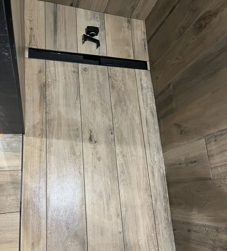 Réalisation carrelage en Sarthe — Rénovation de douche en grès cérame imitation bois à Saint-Ouen-en-Belin