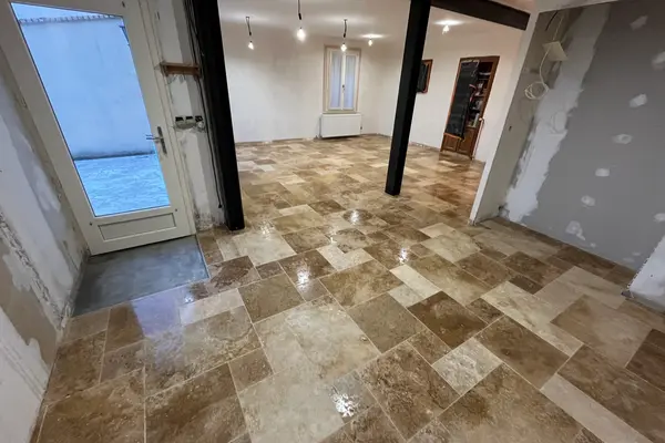 Pose de travertin au sol d'une salle de bain à Vaas Pose de travertin au sol d'une salle de bain à Vaas - 8 sur 15
