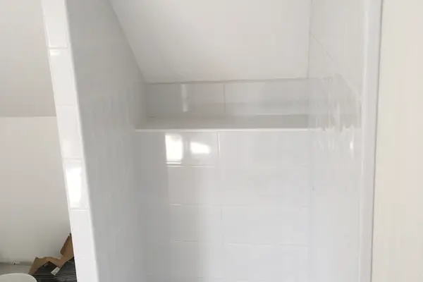 Pose de faïence murale pour une douche à Mayet Pose de faïence murale pour une douche à Mayet - 2 sur 4