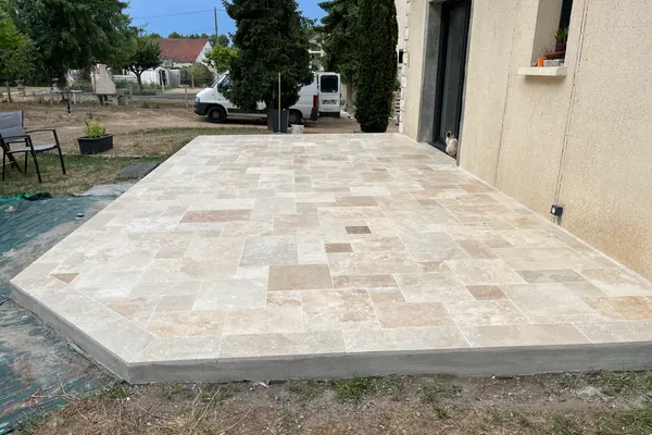 Pose de terrasse en travertin à Écommoy Pose de terrasse en travertin à Écommoy - 10 sur 20