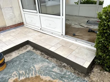 Pose de carrelage extérieur en grès cérame à Lavernat, Sarthe — Terrasse à Lavernat