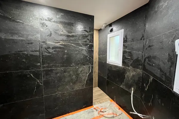 Pose de grès cérame imitation bois dans une douche à Saint-Ouen-en-Belin Pose de grès cérame imitation bois dans une douche à Saint-Ouen-en-Belin - 9 sur 16