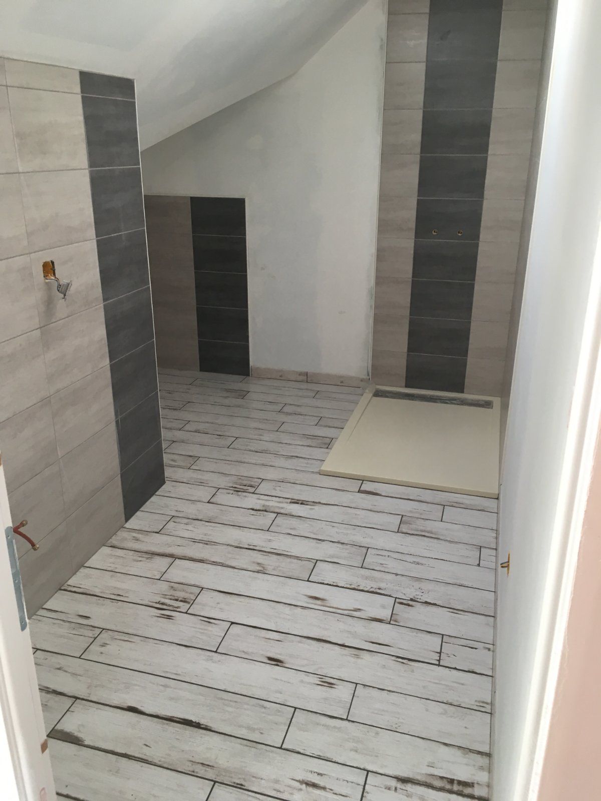 Rénovation de salle de bain moderne avec grès cérame à Lavernat (72) — Salle de bain à Lavernat