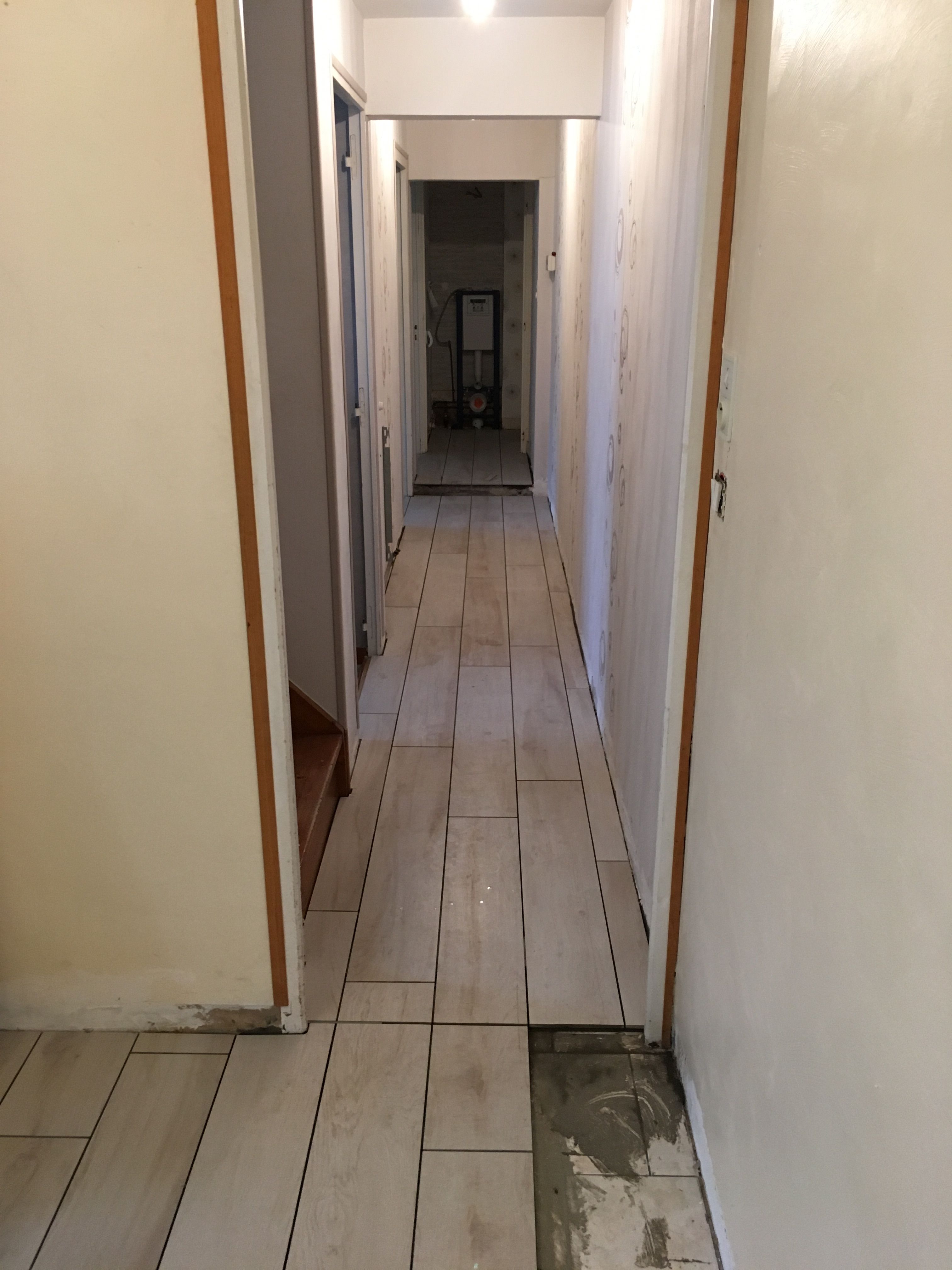 Pose de carrelage au sol dans un couloir à Montval-sur-Loir - 6 sur 20