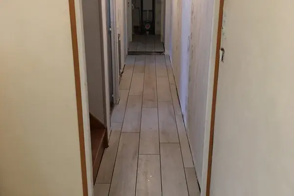 Pose de carrelage au sol dans un couloir à Montval-sur-Loir Pose de carrelage au sol dans un couloir à Montval-sur-Loir - 6 sur 20