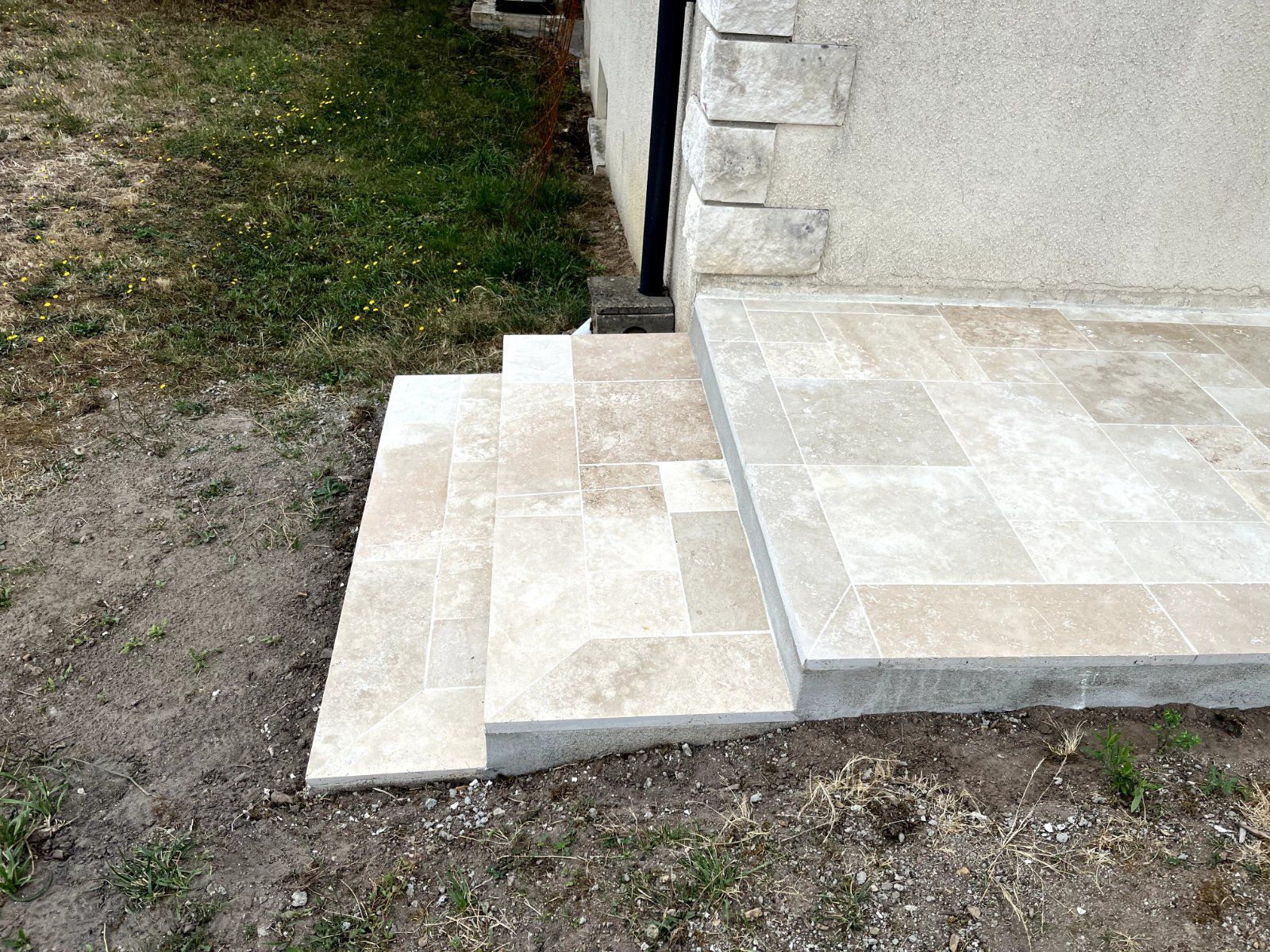 Pose de dallage en travertin pour une allée extérieure — Extérieur en Sarthe — photo 3 sur 7