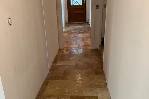 Pose de travertin au sol d'une salle de bain à Vaas Pose de travertin au sol d'une salle de bain à Vaas - 13 sur 15