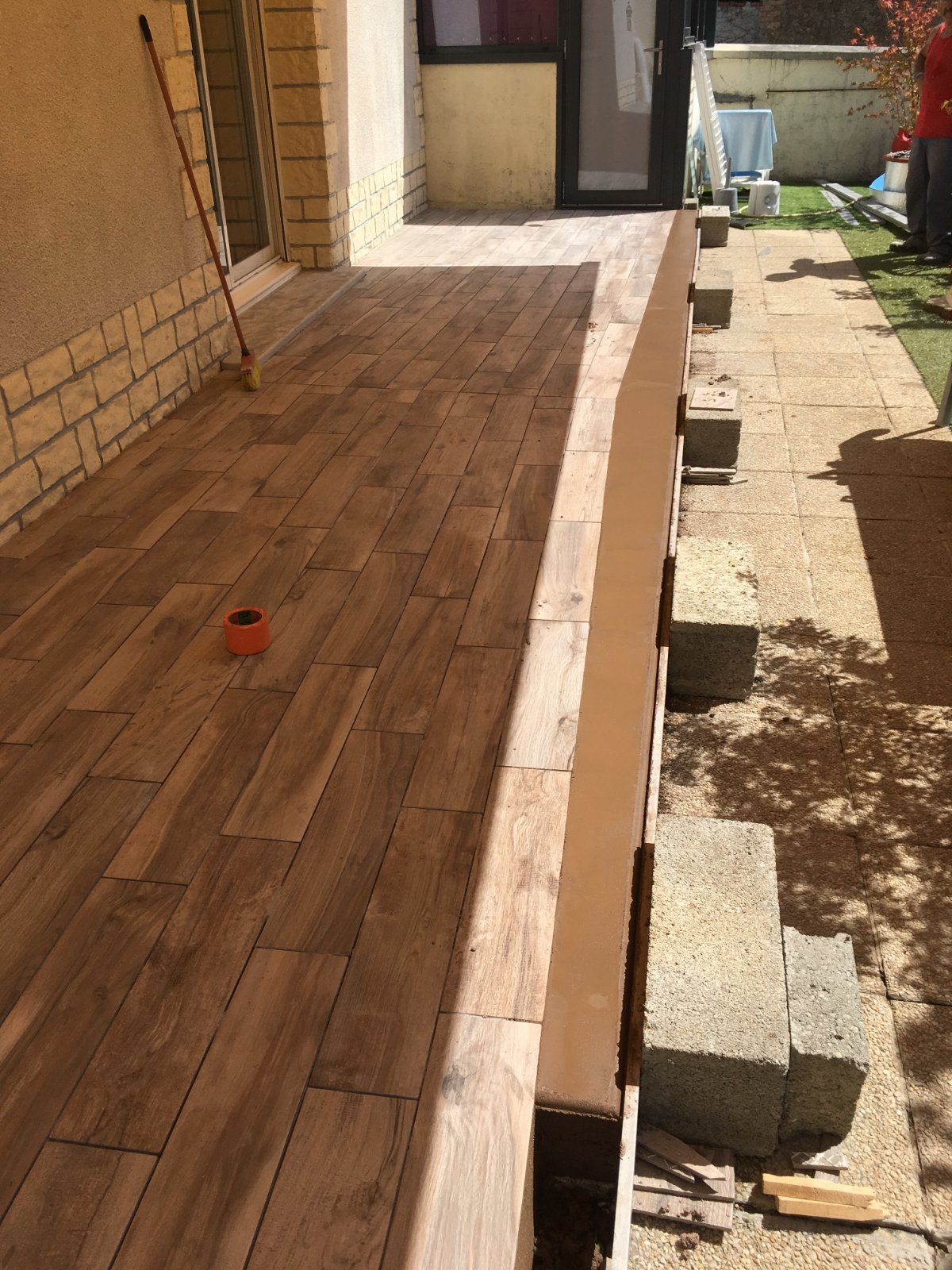 Pose de terrasse en grès cérame imitation bois à Mayet — Terrasse à Mayet
