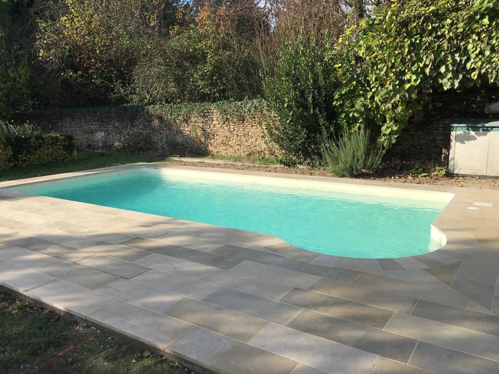 Pose de margelles en pierre naturelle autour d'une piscine à Mayet — Piscine à Mayet — photo 4 sur 6
