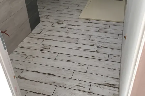 Pose de carrelage dans une salle de bains à Vaas Pose de carrelage dans une salle de bains à Vaas - 2 sur 6