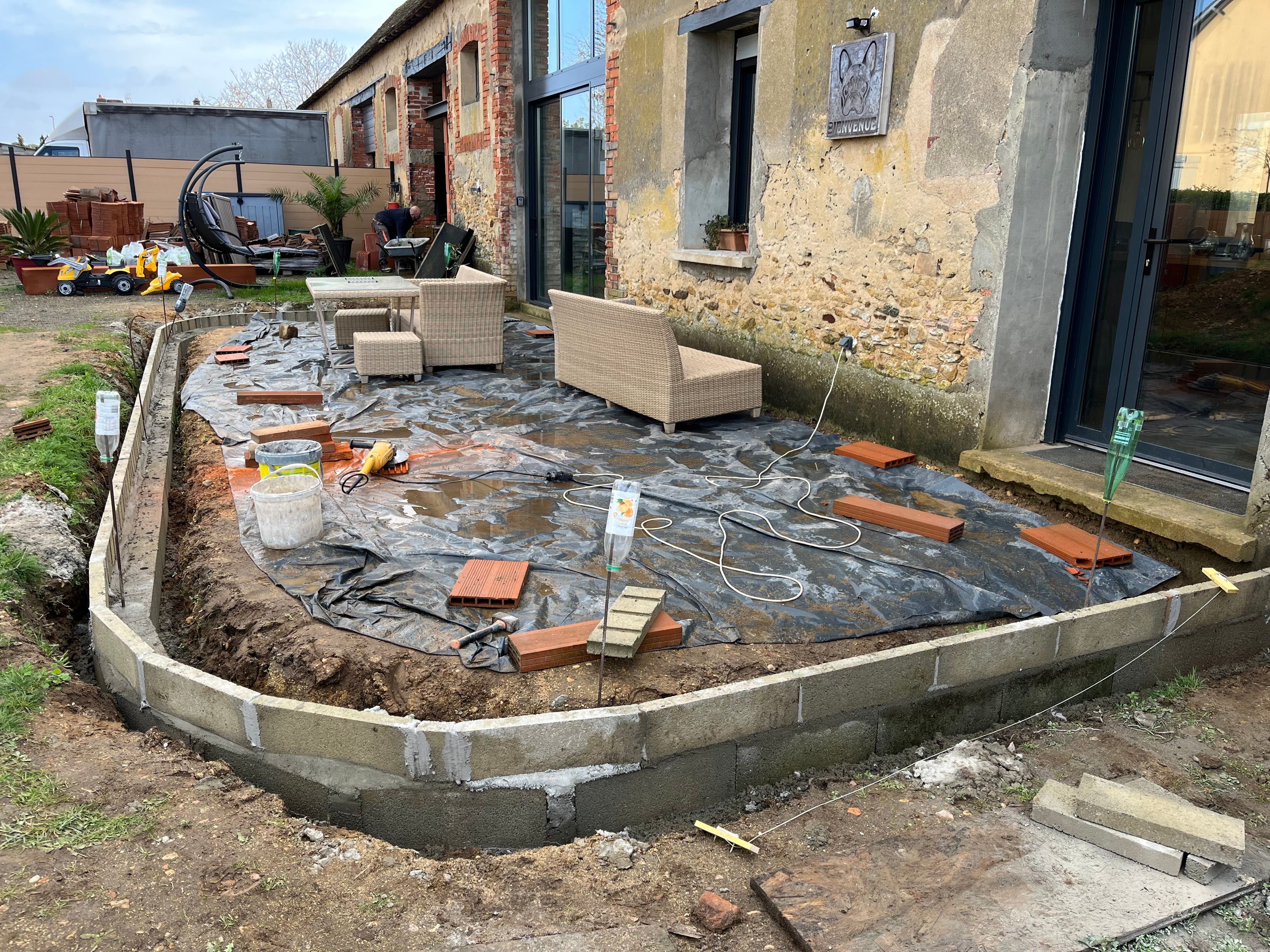 Préparation de terrasse extérieure à La Suze-sur-Sarthe - 1 sur 1