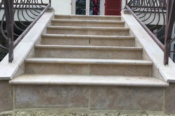 Pose de travertin sur un escalier extérieur à Loir-en-Vallée Pose de travertin sur un escalier extérieur à Loir-en-Vallée - 3 sur 4