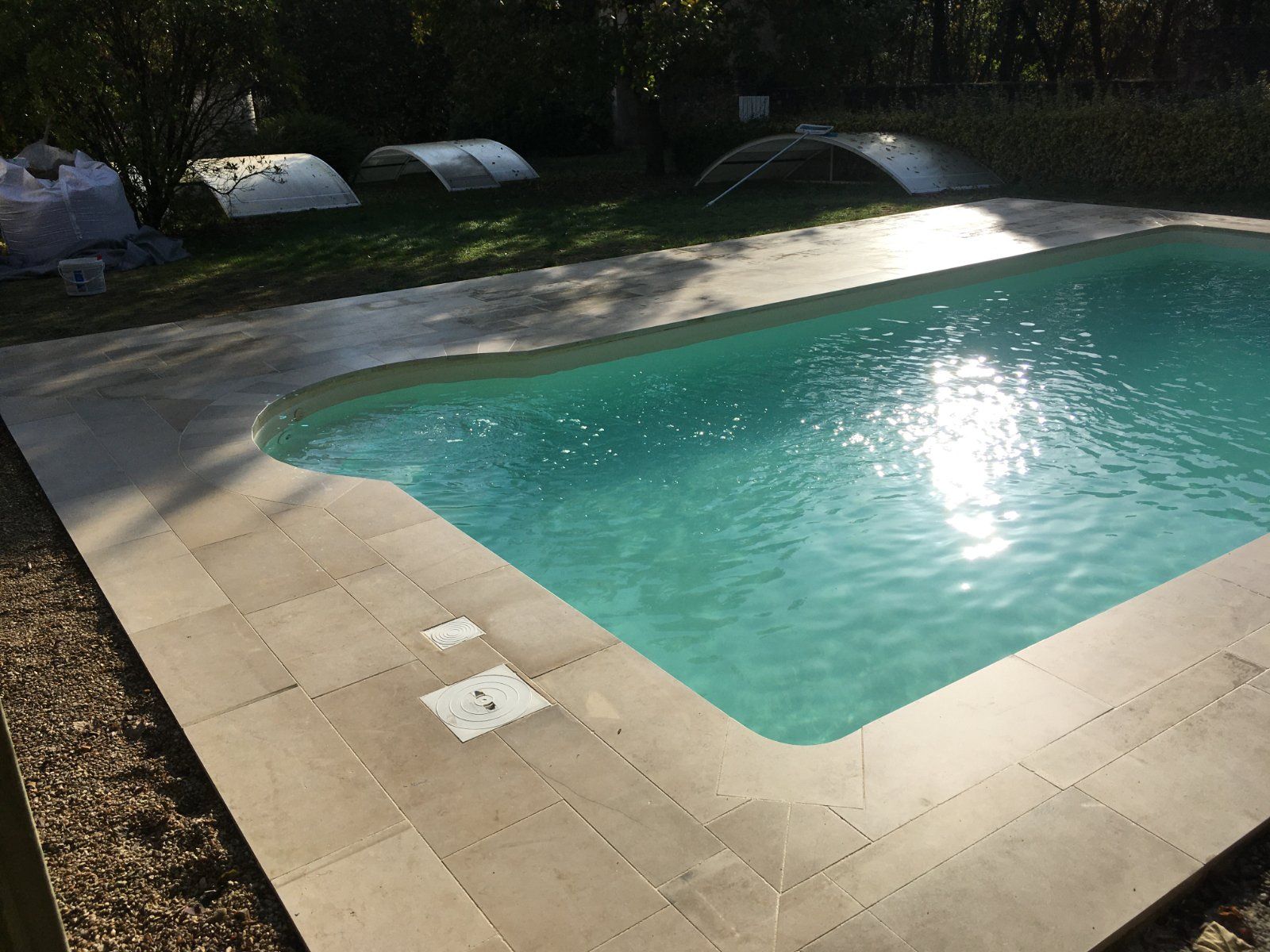 Réalisation carrelage en Sarthe — Pose de margelles en pierre naturelle autour d'une piscine à Mayet