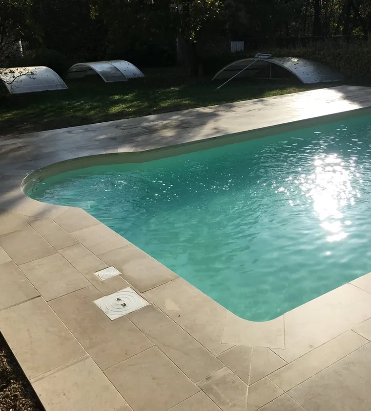 Réalisation carrelage en Sarthe — Pose de margelles en pierre naturelle autour d'une piscine à Mayet