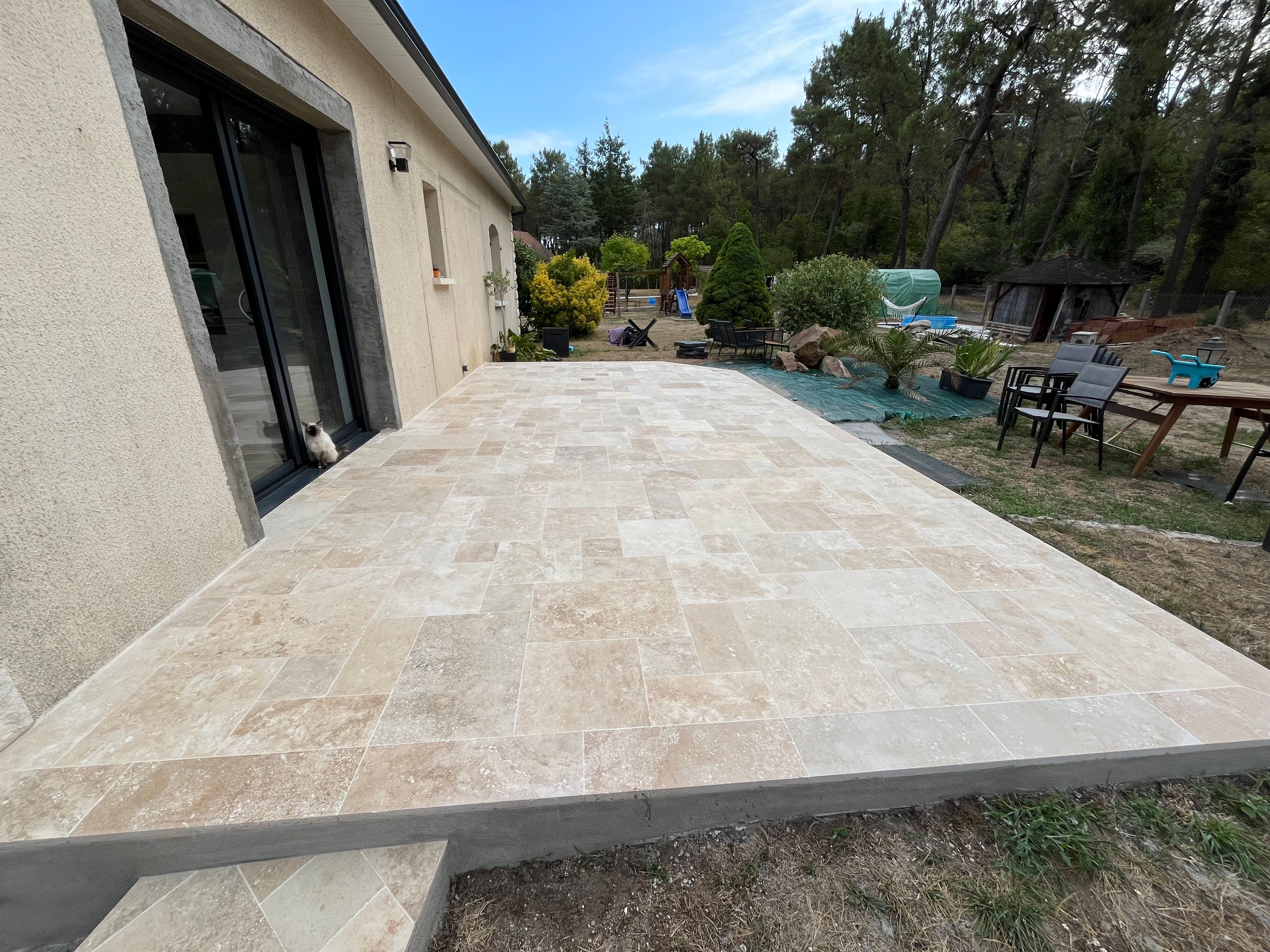 Pose de terrasse en travertin à Écommoy - 7 sur 20