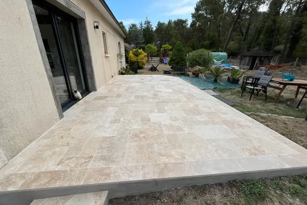 Pose de terrasse en travertin à Écommoy Pose de terrasse en travertin à Écommoy - 7 sur 20