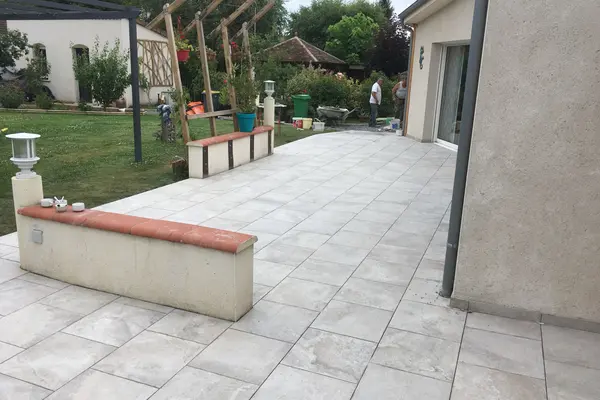 Pose de carrelage sur une terrasse extérieure à Allonnes Pose de carrelage sur une terrasse extérieure à Allonnes - 5 sur 6