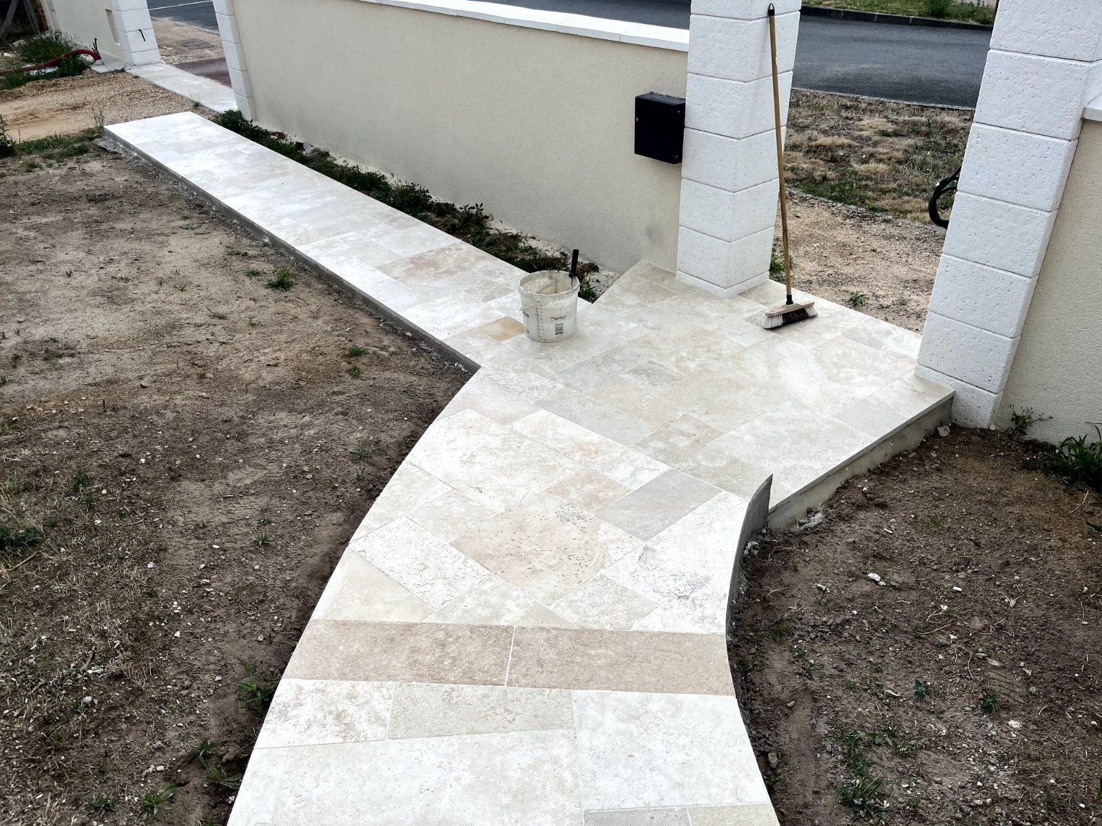 Pose de dallage en travertin pour une allée extérieure — Extérieur en Sarthe — photo 1 sur 7