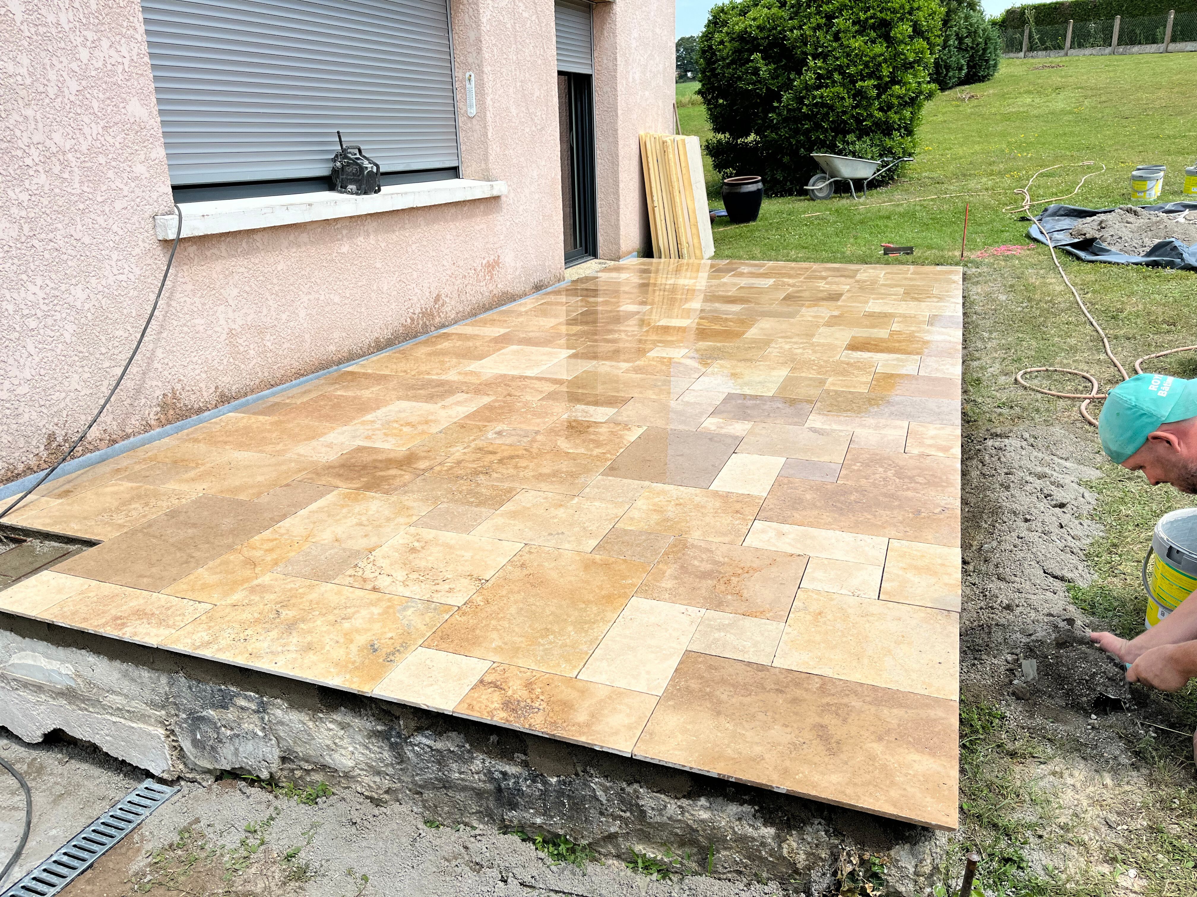 Pose de terrasse en travertin à Montval-sur-Loir - 1 sur 2