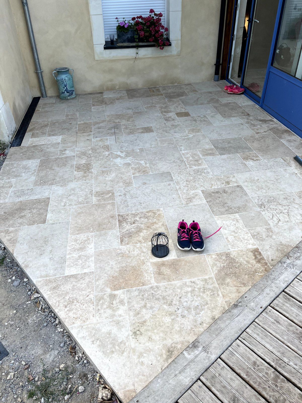 Pose de travertin pour une terrasse élégante — Terrasse en Sarthe