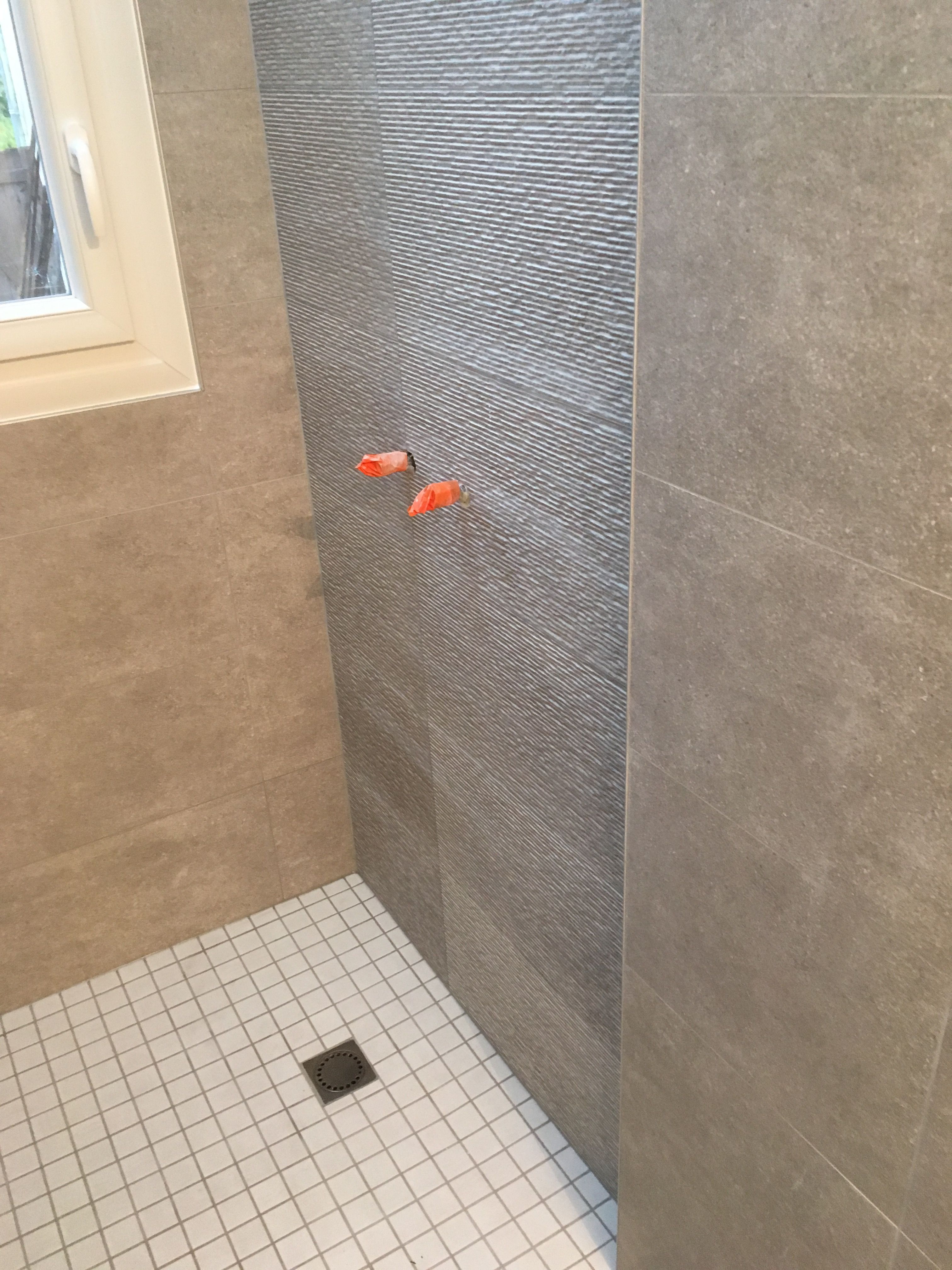 Pose de carrelage pour une douche italienne à Vaas - 1 sur 2