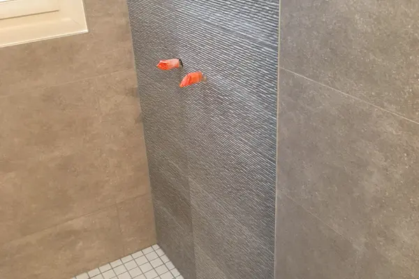 Pose de carrelage pour une douche italienne à Vaas Pose de carrelage pour une douche italienne à Vaas - 1 sur 2