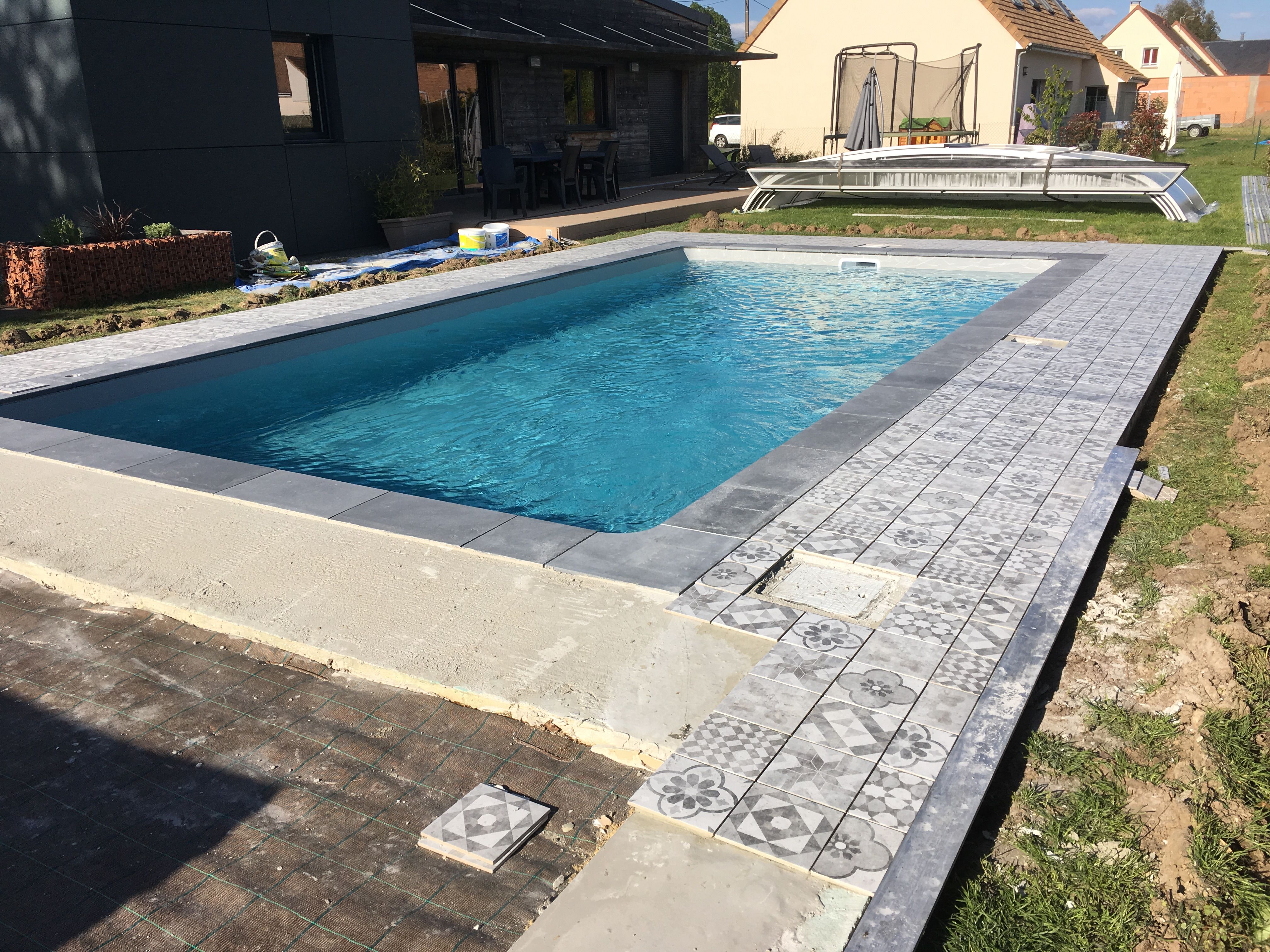 Pose de carrelage autour d'une piscine à Moncé-en-Belin - 3 sur 9