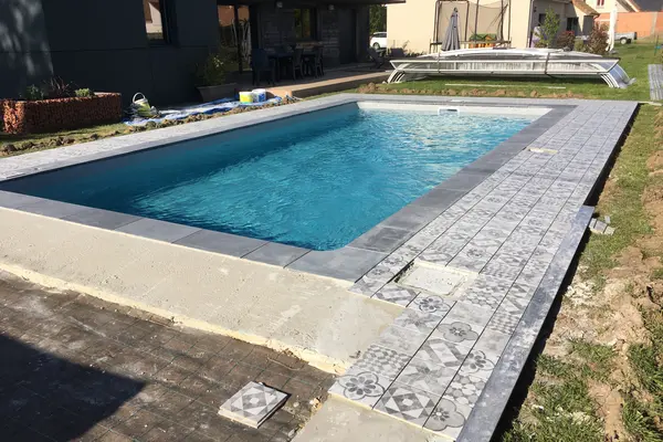 Pose de carrelage autour d'une piscine à Moncé-en-Belin Pose de carrelage autour d'une piscine à Moncé-en-Belin - 3 sur 9