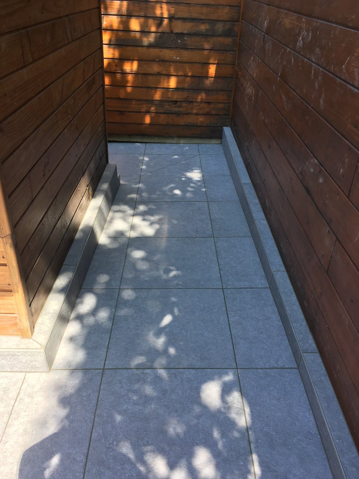 Pose de grès cérame pour une terrasse moderne à La Suze-sur-Sarthe — Terrasse à La Suze-sur-Sarthe — photo 4 sur 8
