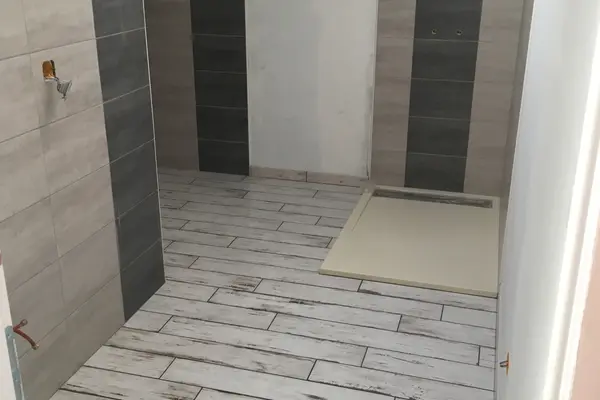 Pose de carrelage dans une salle de bains à Vaas Pose de carrelage dans une salle de bains à Vaas - 1 sur 6