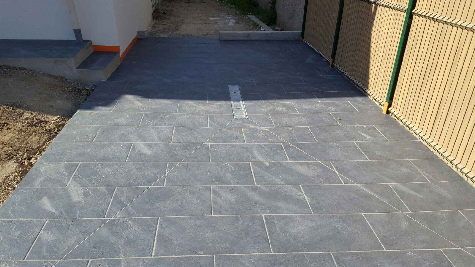 Pose de grès cérame pour une terrasse moderne à Lavernat en Sarthe — Terrasse en Sarthe