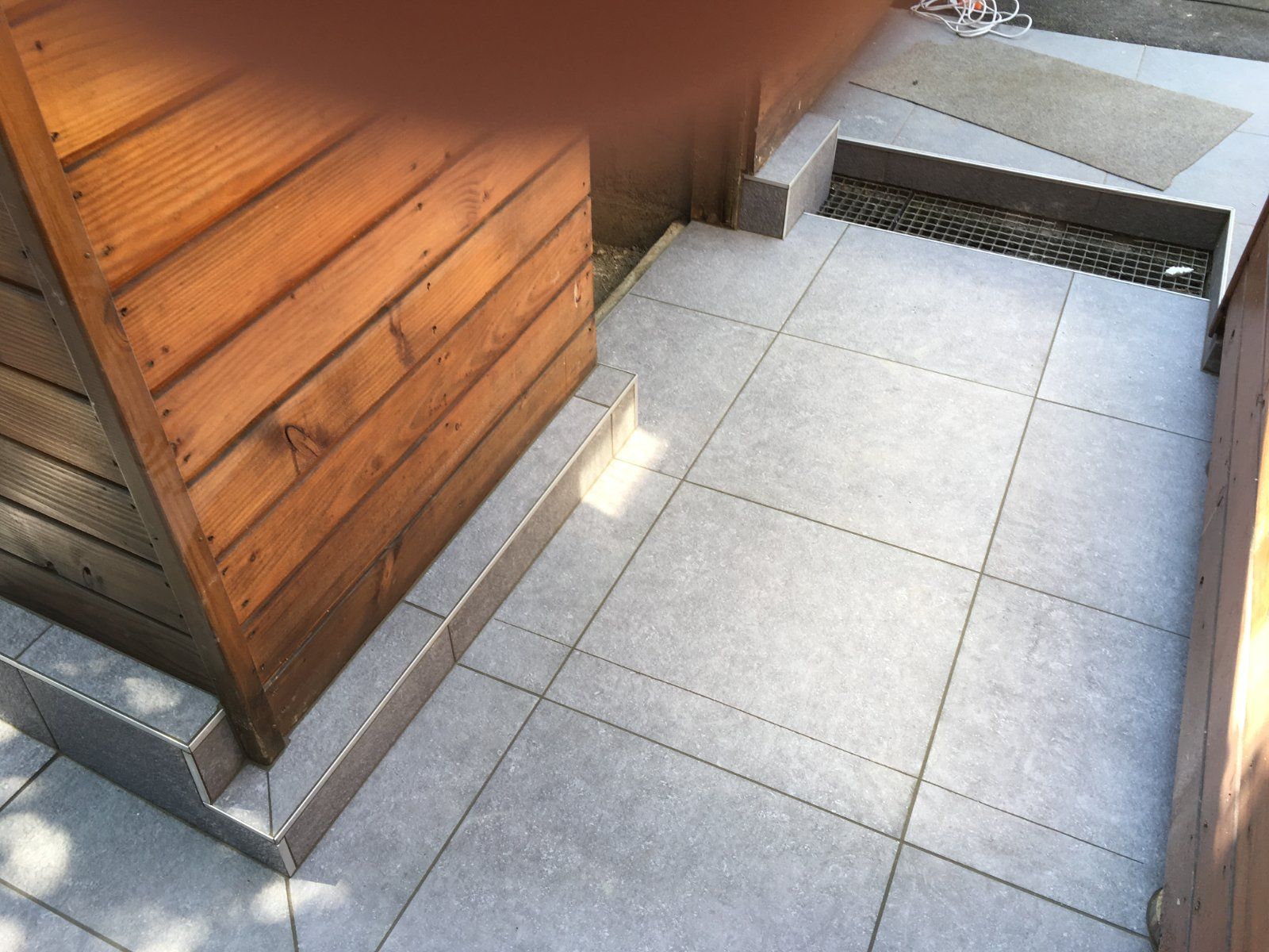 Pose de grès cérame pour une terrasse moderne à La Suze-sur-Sarthe — Terrasse à La Suze-sur-Sarthe — photo 6 sur 8
