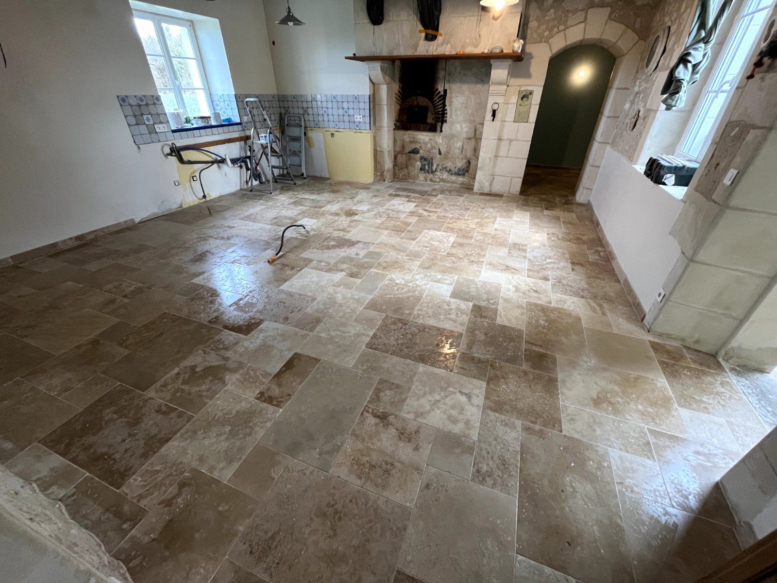Pose de travertin en opus romain dans une maison ancienne — Sol intérieur à Mayet — photo 3 sur 8