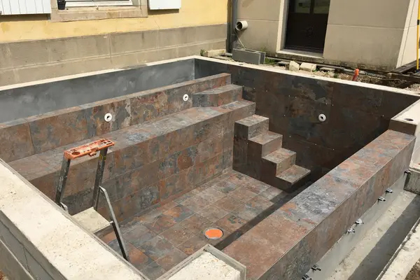 Pose de carrelage en grès cérame pour une piscine au Mans Pose de carrelage en grès cérame pour une piscine au Mans - 1 sur 7