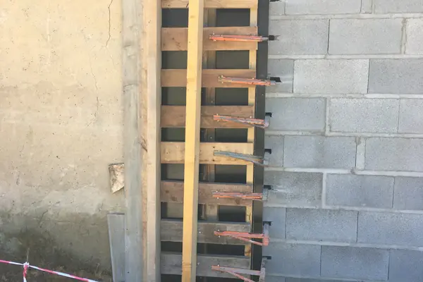Préparation de mur en parpaings pour extension à Lavernat Préparation de mur en parpaings pour extension à Lavernat - 7 sur 20