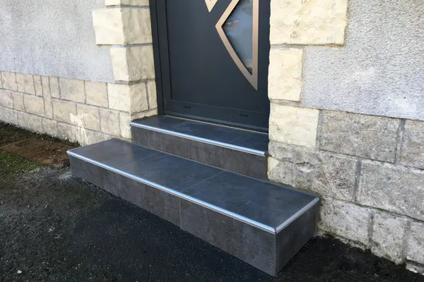 Habillage d'un escalier en grès cérame effet bois à Mayet Habillage d'un escalier en grès cérame effet bois à Mayet - 5 sur 13