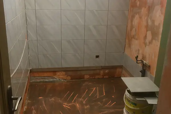 Préparation des murs pour une salle de bain à La Suze-sur-Sarthe Préparation des murs pour une salle de bain à La Suze-sur-Sarthe - 4 sur 11