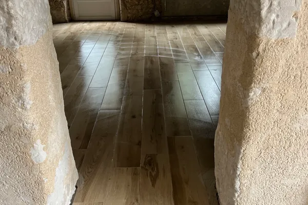Pose de carrelage imitation parquet au sol à Oizé Pose de carrelage imitation parquet au sol à Oizé - 5 sur 7