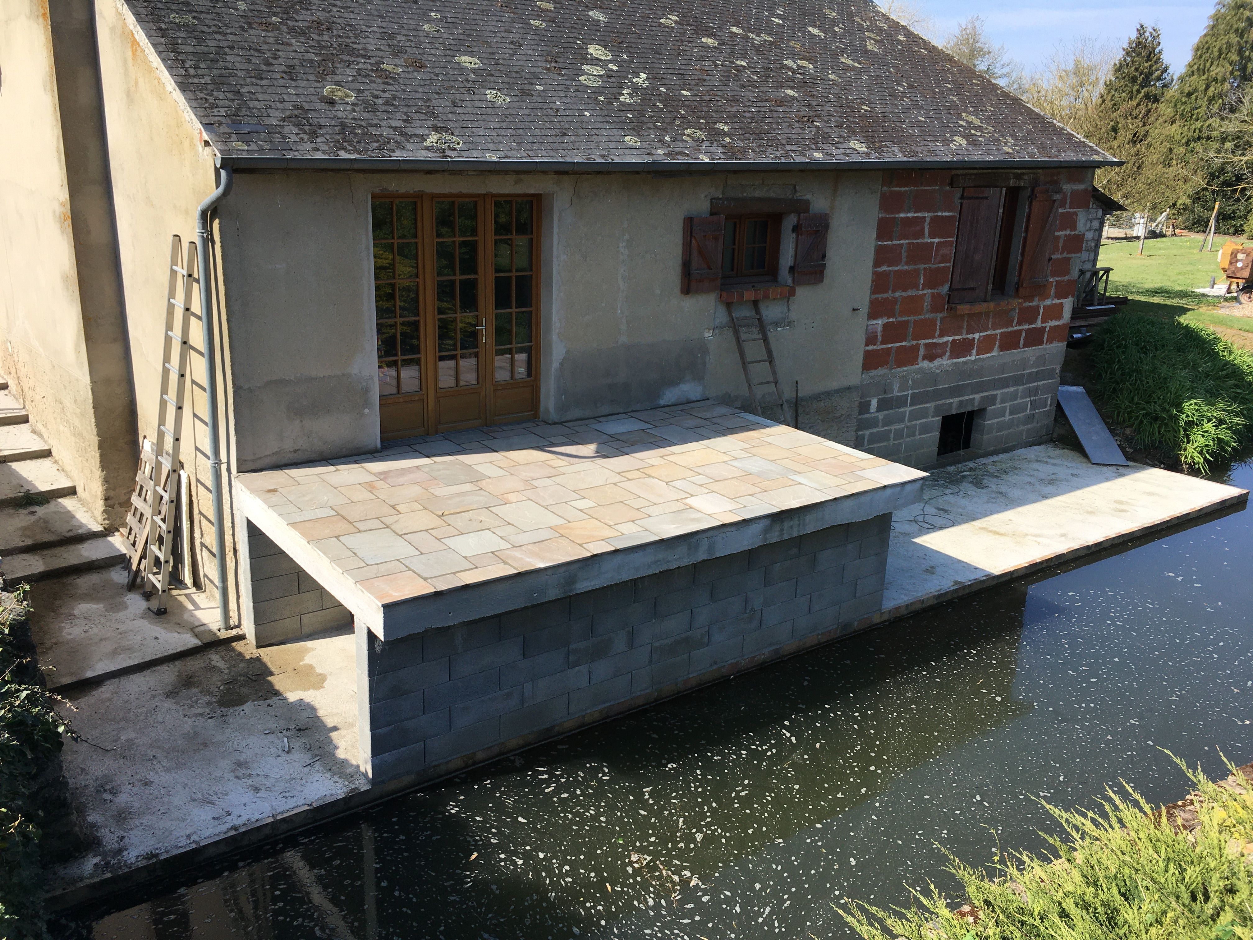 Pose de dalles en pierre sur une terrasse à Aubigné-Racan - 5 sur 5