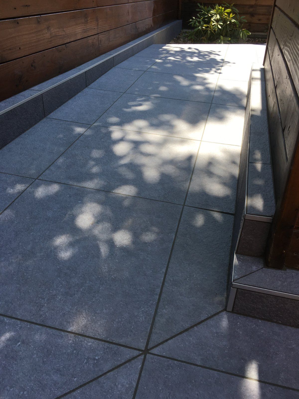 Pose de grès cérame pour une terrasse moderne à La Suze-sur-Sarthe — Terrasse à La Suze-sur-Sarthe